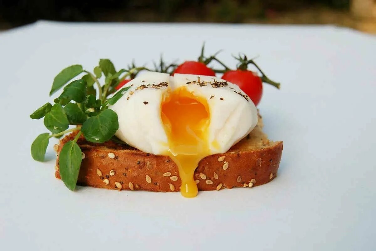 Яйцо пашет. Яйцо пашот. poached egg яйцо пашот. яйцо пашот во франции. французская кухня яйцо пашот.