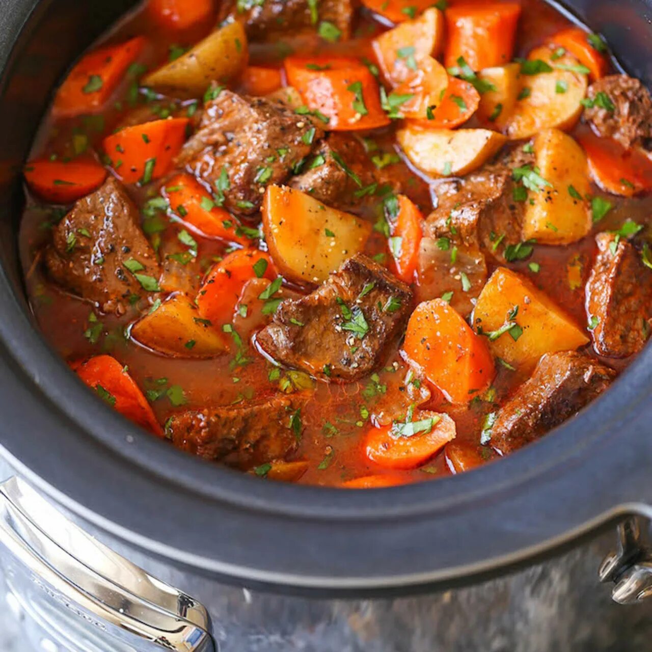 Рецепты в мультиварке рецепты с фото. Slow Cooker Beef Stew. Блюда в мультиварке. Блюда из мультиварки. Айнтопф из говядины.
