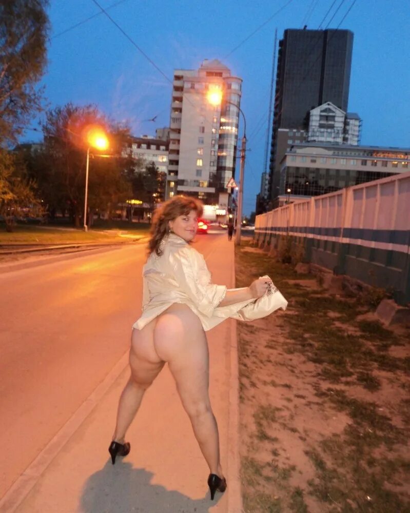 Голые Пышки Гуляют На Улице