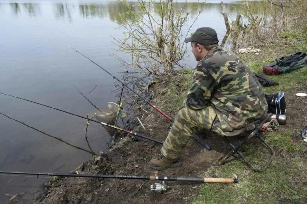 Рыбалка весной на удочку. Удочка для рыбалки. Поплавочная рыбалка. Рыбалка на карася на поплавочную удочку. На что ловить карася весной