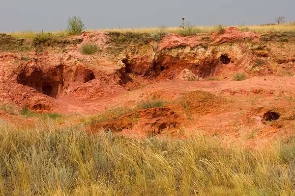 Яр оренбург скалы. Александровский грабен глина. Карьерский овраг казань. Глиняный овраг или глинистый. Карьер охры в руссильоне.
