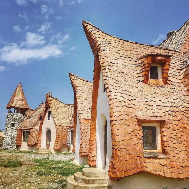 Замок из глины. Долина фей Румыния. Глиняный замок Долины фей. Глиняный замок Румынии. Долина фей эко отель в Румынии.