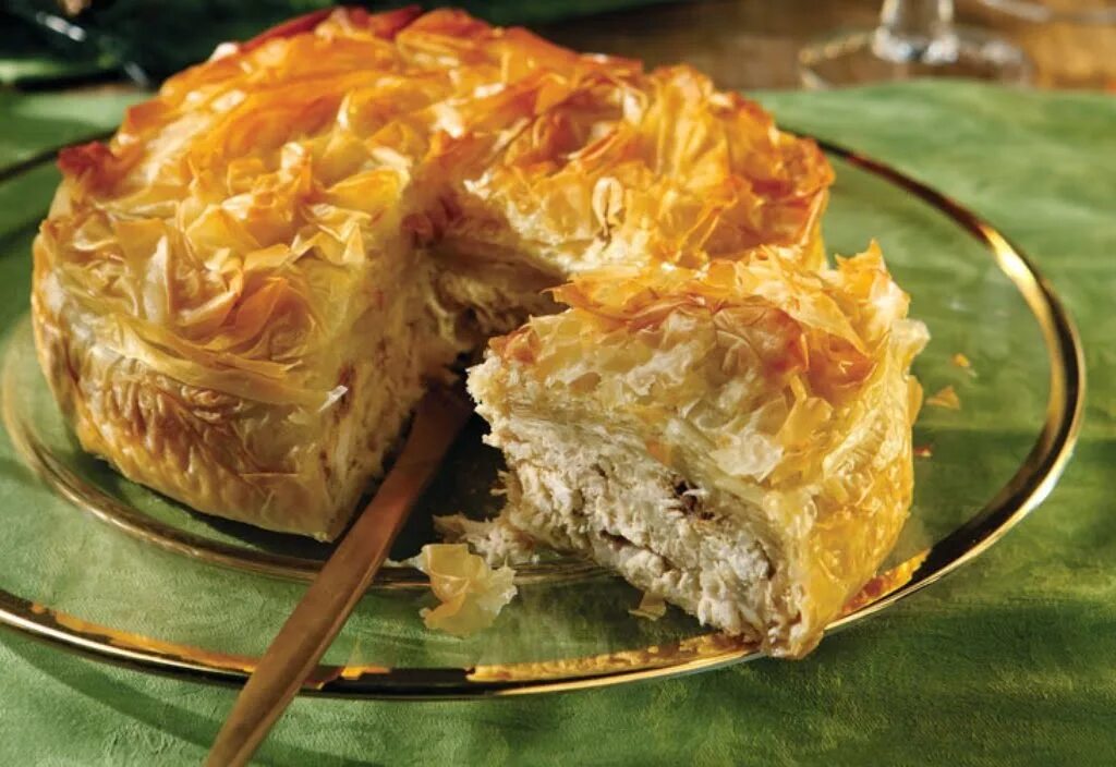 Курица тесто фило. Греческий пирог котопита. Спанакопита греческий. Слоеные пирожки с курицей. Курица тесто фило.