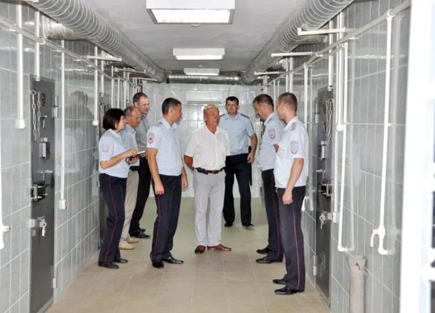 Изолятор временного содержания. Изолятор временного содержания краснодар. Сизо великие луки. Полицейский ивс. Изолятор временного содержания.