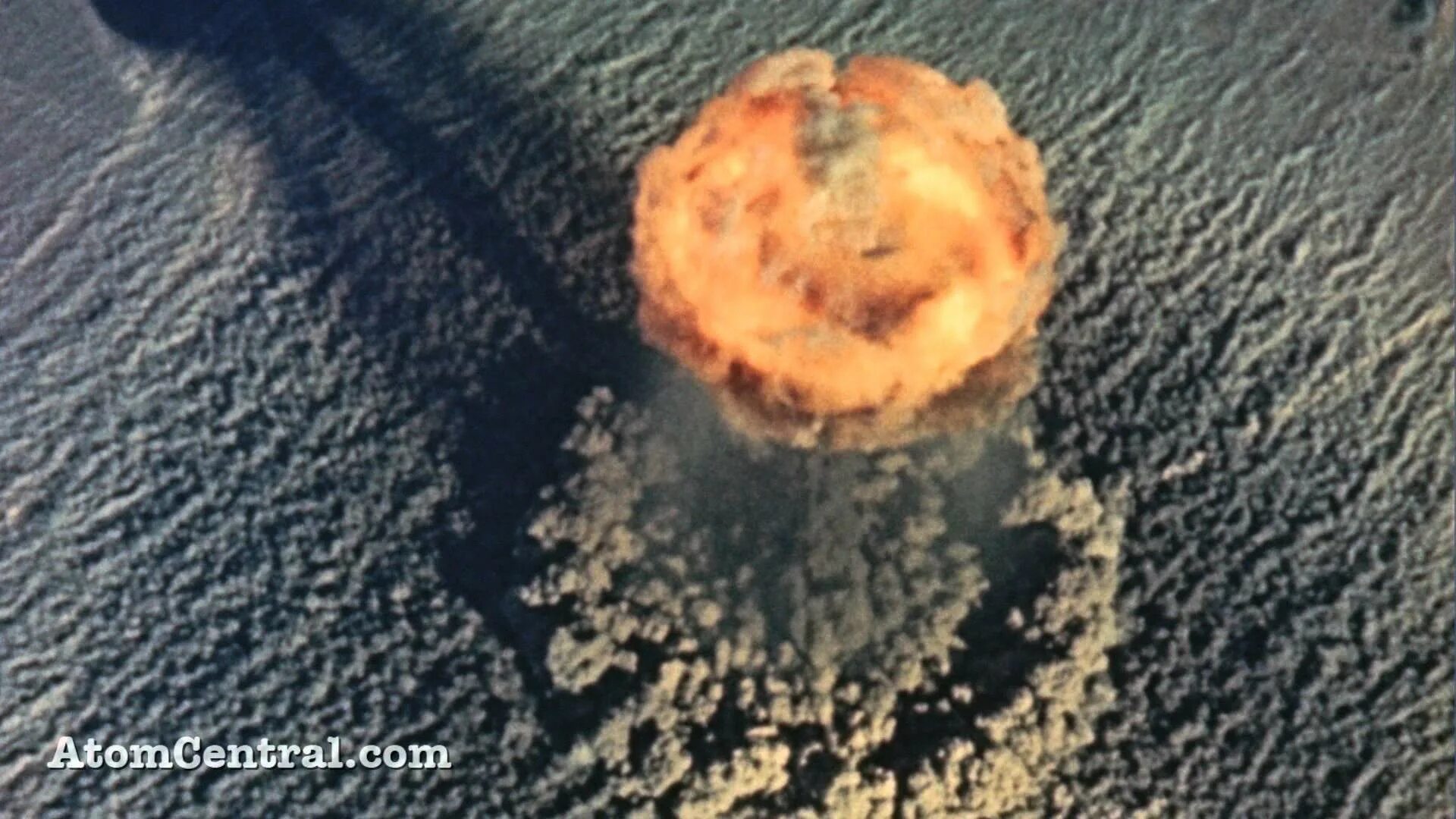 Где взорвали бомбу. Ядерный взрыв. Ядерный взрыв вид из космоса. Атомный взрыв. Взрыв ядерной бомбы.