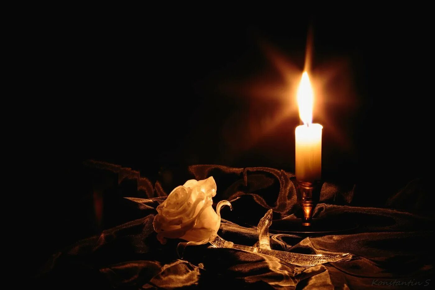 Пикник соболезнования. Траурная свеча. Свеча скорби. Поминальная свеча. Траурные свечи и цветы.