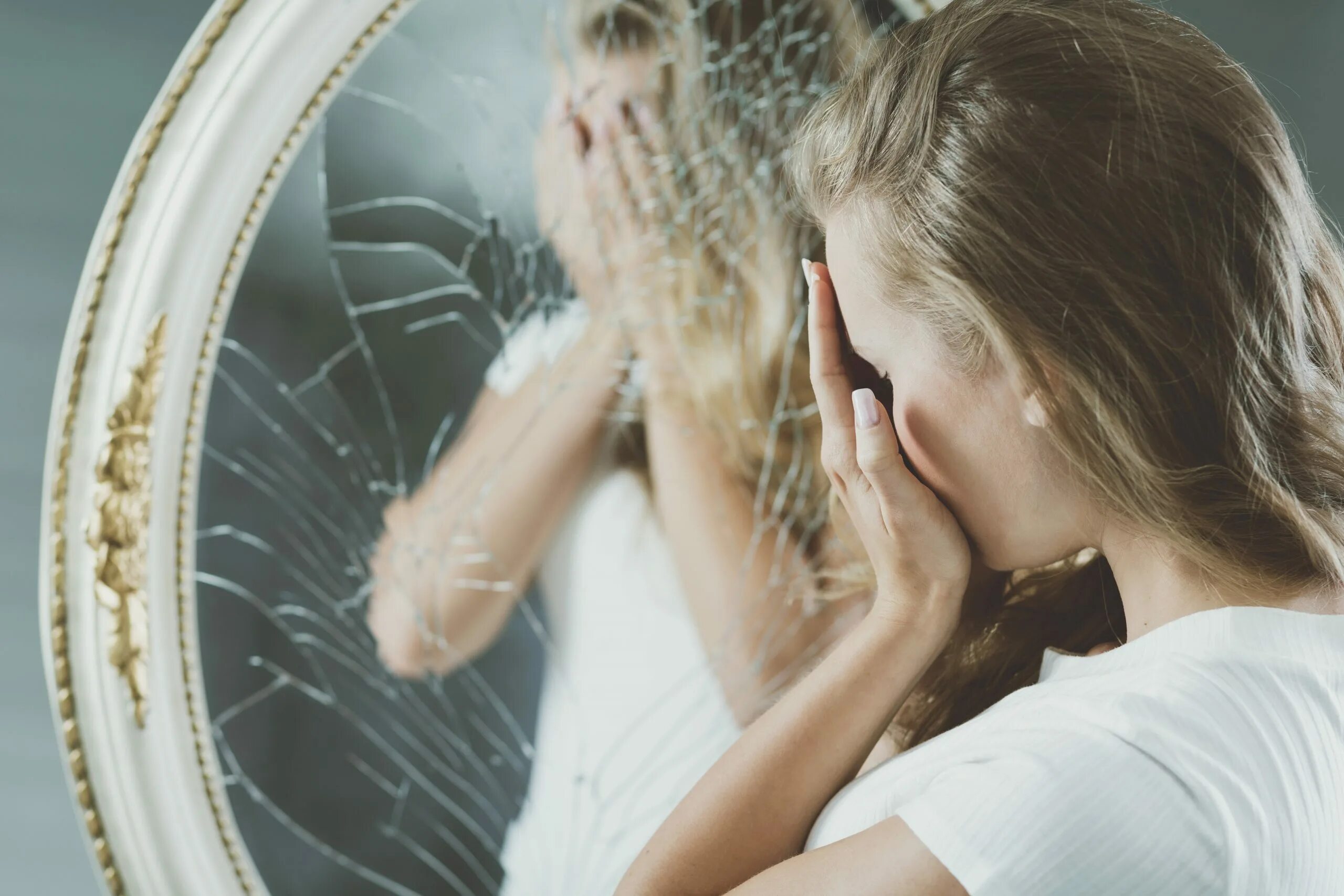 Видеть себя в ванной. Отражение в зеркале. Девушка в зеркале. Человек пкредзеркало. Женщина смотрится в зеркало.