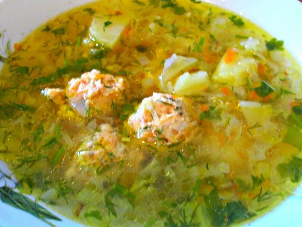 Суп капуста картошка морковь. Суп с капустой и картошкой. Суп с фрикадельками и капустой. Капустный суп с фрикадельками. Суп из курицы капусты и картошки.