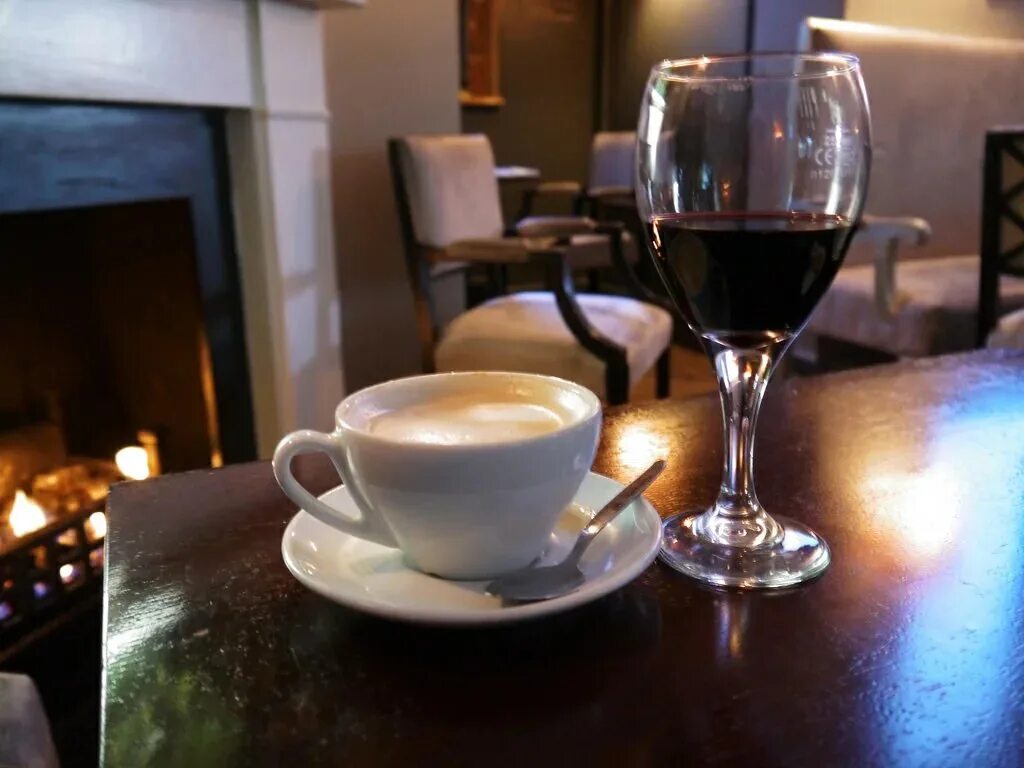 Кофе и вино. Чашка кофе на столе. Чай на столе в кафе. Кофе на столе в кафе. 2 кофе вечером