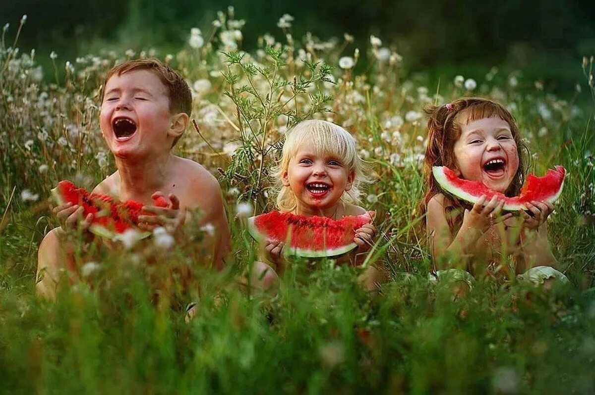Радость похожа на. Дети смеются. Лето счастье. Смех детей и семью. Дети смеются в детском саду.