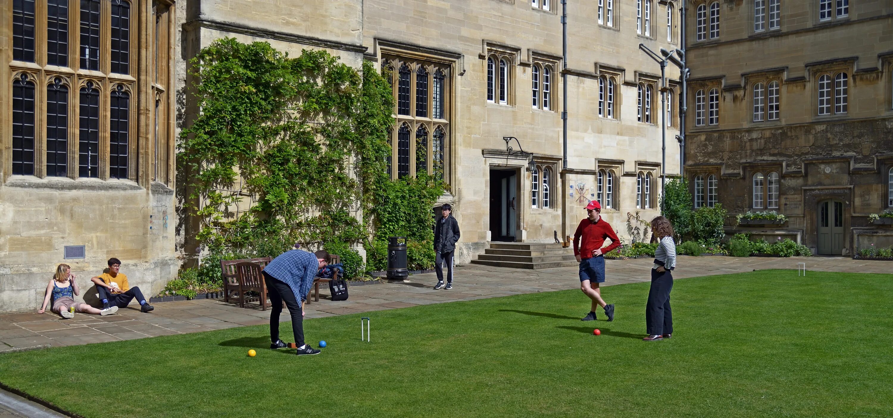 Famous person from oxford. Кинз колледж Оксфорд. Декстер колледж Оксфорд. Corpus Christi College Oxford. Оксфорд Феррони.