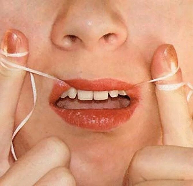 Нитки во рту. Техника чистки зубов нитью. Зубные нити флоссы. Вырывание зубов ниткой. Метод петли зубная нить.