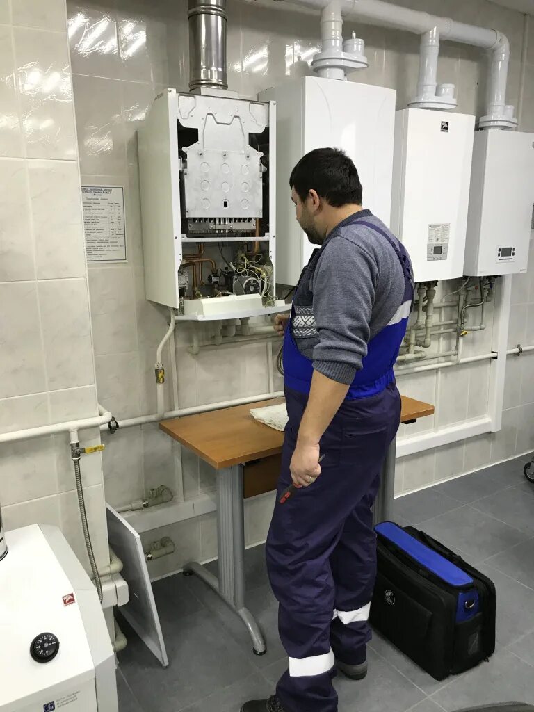 Окз слесарь газового оборудования. Слесарь газового оборудования. Обслуживание внутридомового газового оборудования. Слесарь по газовому оборудованию. Машинист котлов.
