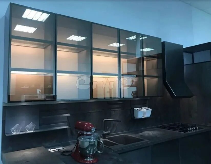 стеклянные шкафы на кухне. стеклянный кухонный гарнитур. стеклянный алюминиевый фасад кухня. фасад стекло. стеклянный алюминиевый фасад кухня.