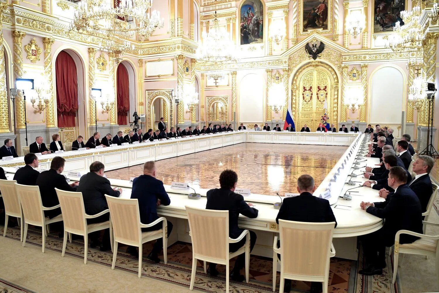 Империя обсуждение. Резиденция президента РФ В Кремле. Президентский стол в Кремле. Встреча Путина с бизнесменами в Кремле.