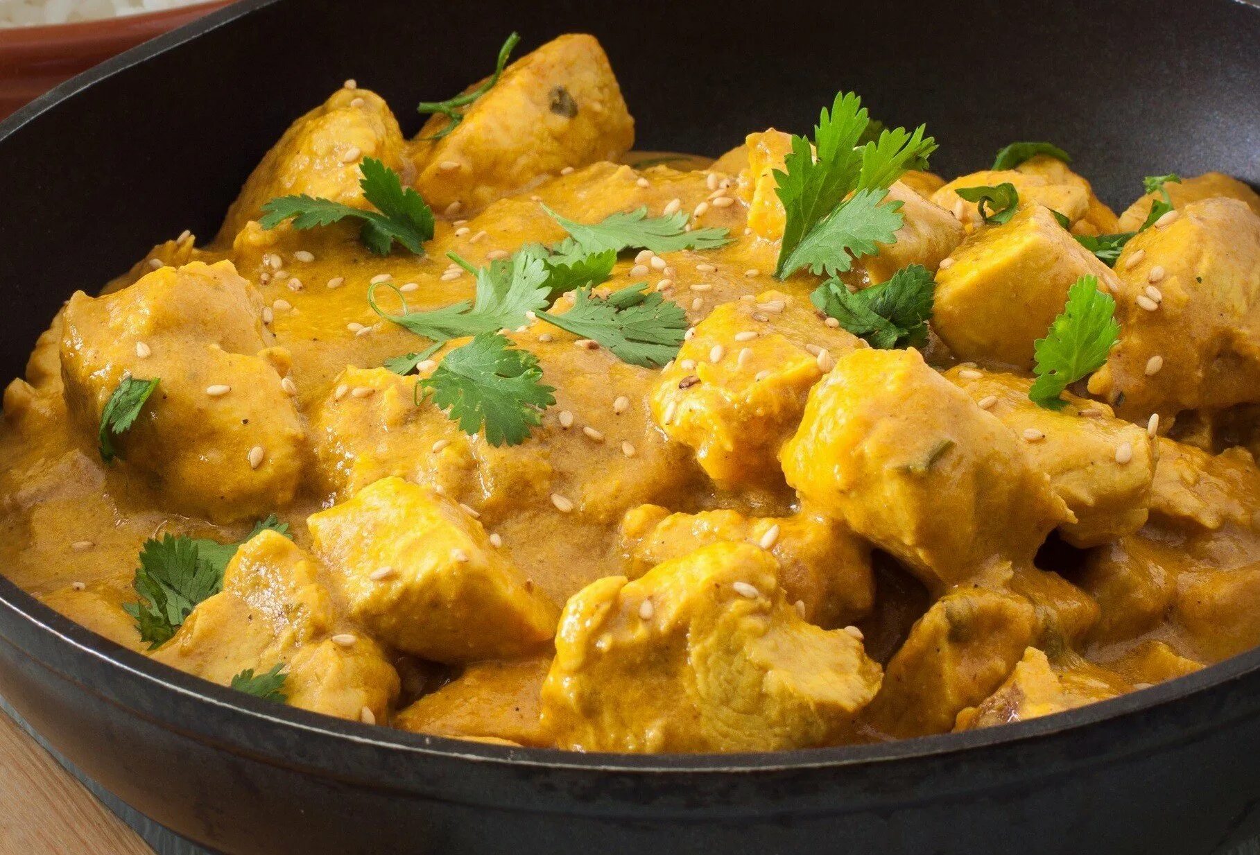 Курица карри с пюре. Курица карри тушеная в сливках. Курица карри в сливках. Курица карри в сливках. Курица карри в сливках.