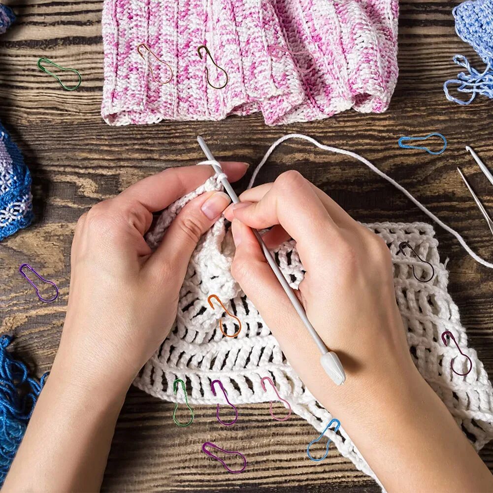 Knitting hands. Фото вязание женские руки. Женщина с одной рукой вяжет крючком.