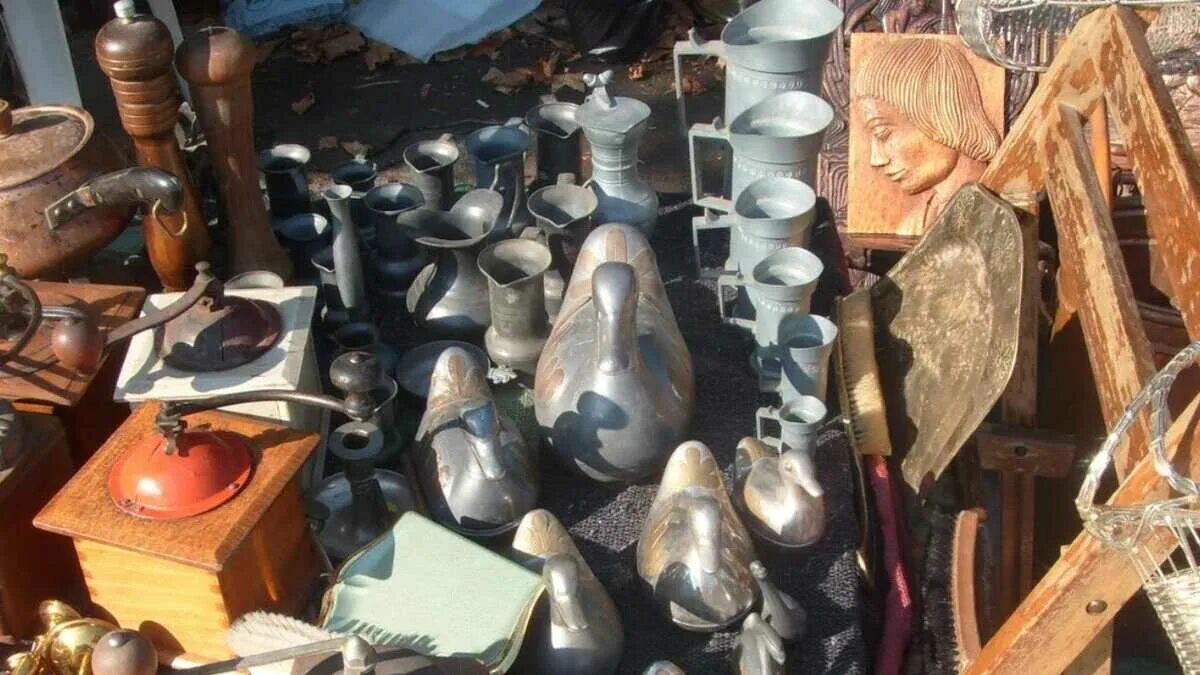 Антиквариат в калининграде. Блошиный рынок в Калининграде у башни Врангеля. Блошиный рынок Набережные Челны. Блошиный рынок в Варне.