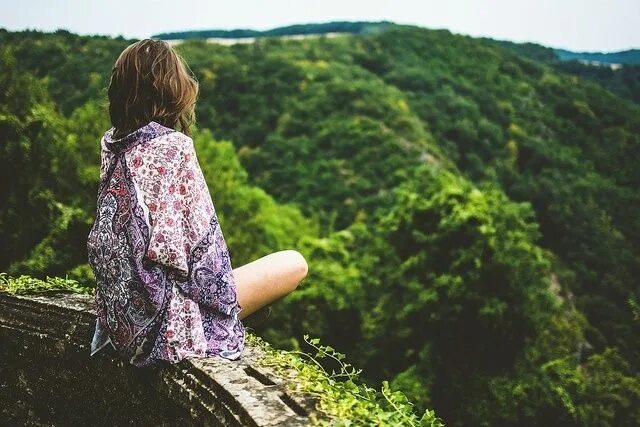 Пейзаж горы девушка. Выше облаков свадьба. Девушка на природе со спины. Красивые девушки сахалина. Девушка на берегу моря.