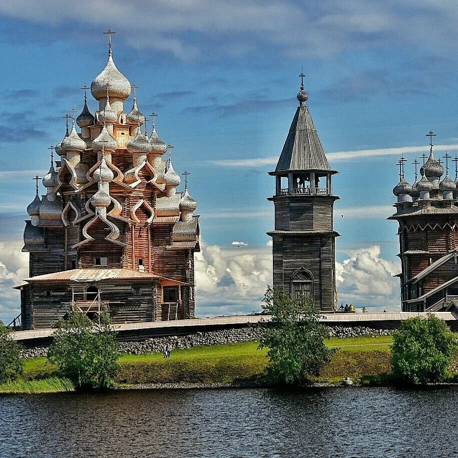 Архитектурный ансамбль кижи (петрозаводск). Петрозаводск остров кижи. Карелия юнеско. Карелия юнеско. Преображенская церковь на острове кижи.