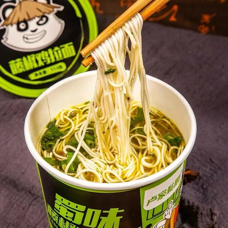 Лапша панда кунг-фу куриная с луком. Лапша с пандой на упаковке из 90. Панда по ест лапшу. Панда лапша. Панда ест лапшу.