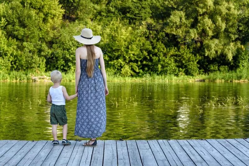 Мама и взрослые дети. Ребенок в углу. Угол для наказания детей. Ребенок делает первые шаги. Стоит на маму видео.