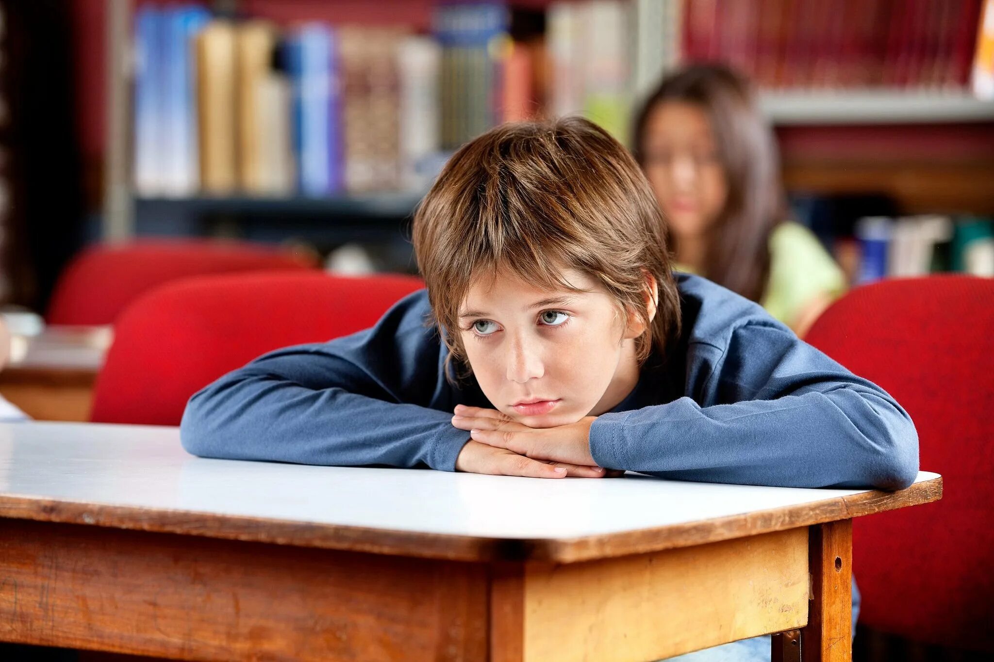 ученики младшей школы. грустный ученик. не хочу идти на учебу. расстроенный ученик. ребенок скучает.