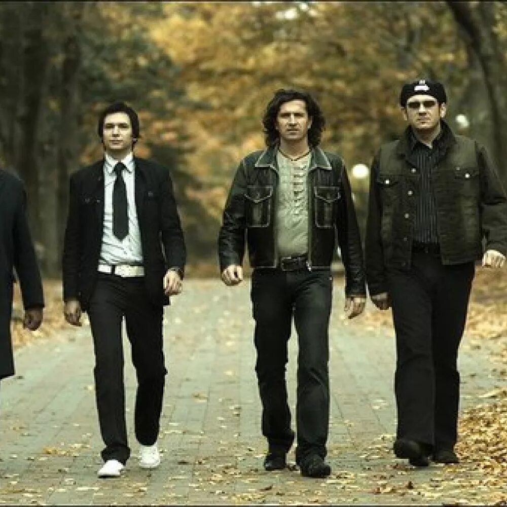 Группа спасение 1993. Группа спасения. Демотиватор мир. Песня спасенные люди. Два холма сериал фото.