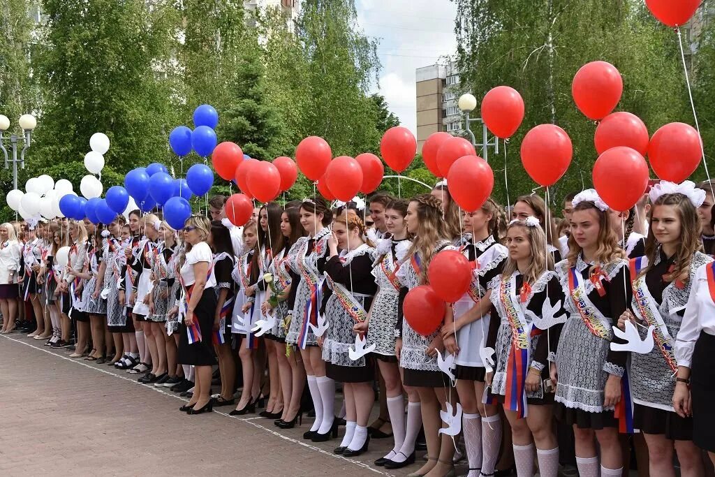 24 школа выпускники. Школа 49 Белгород. Школа 11 Белгород. Директор школы 49 Белгород. Белгород 49 школа выпускной.