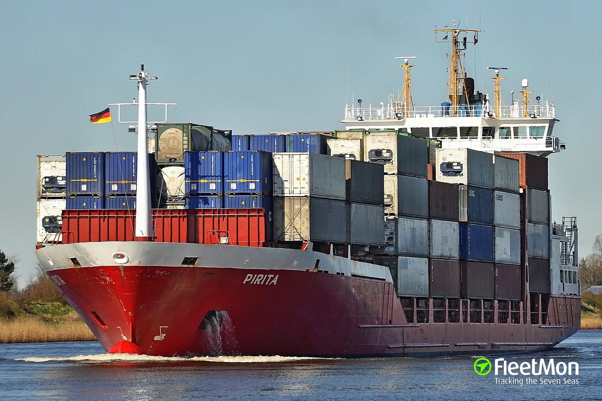Фидерное судно. M/v pirita. судно пирита. контейнеровоз пирита. судно madeira.