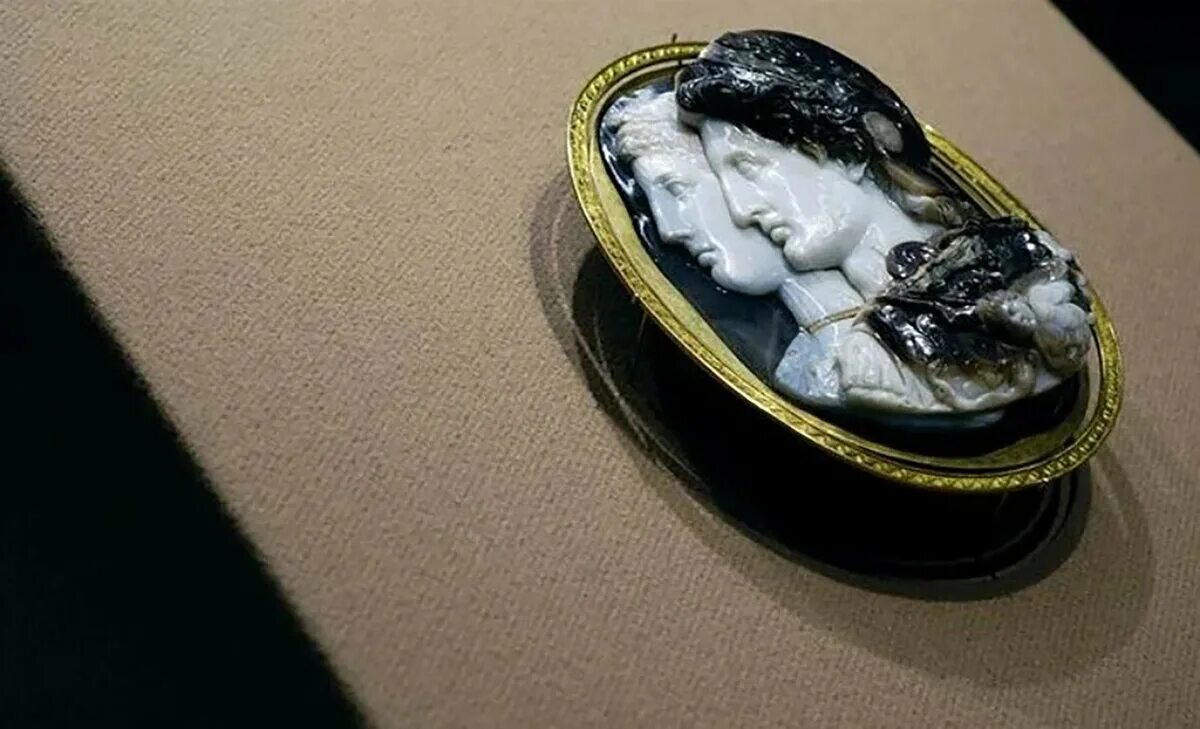 Камея эрмитаж. Глиптика камея гонзага. камея гонзага гемма. камея гонзага в эрмитаже. камея птолемей и арсиноя.