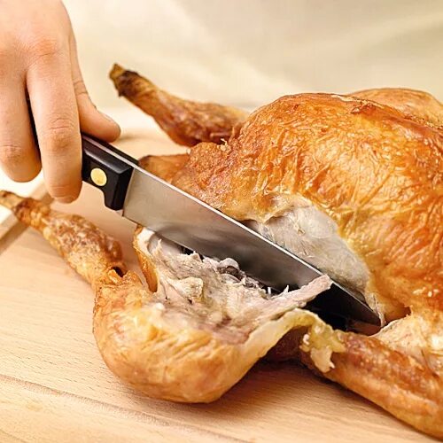 Запечённая курица в духовке разрезанная. Как правильно разлелвть уйрийу. Порезать грудку на отбивные. Как нарезать курицу. Тушка курицы разрезанная.