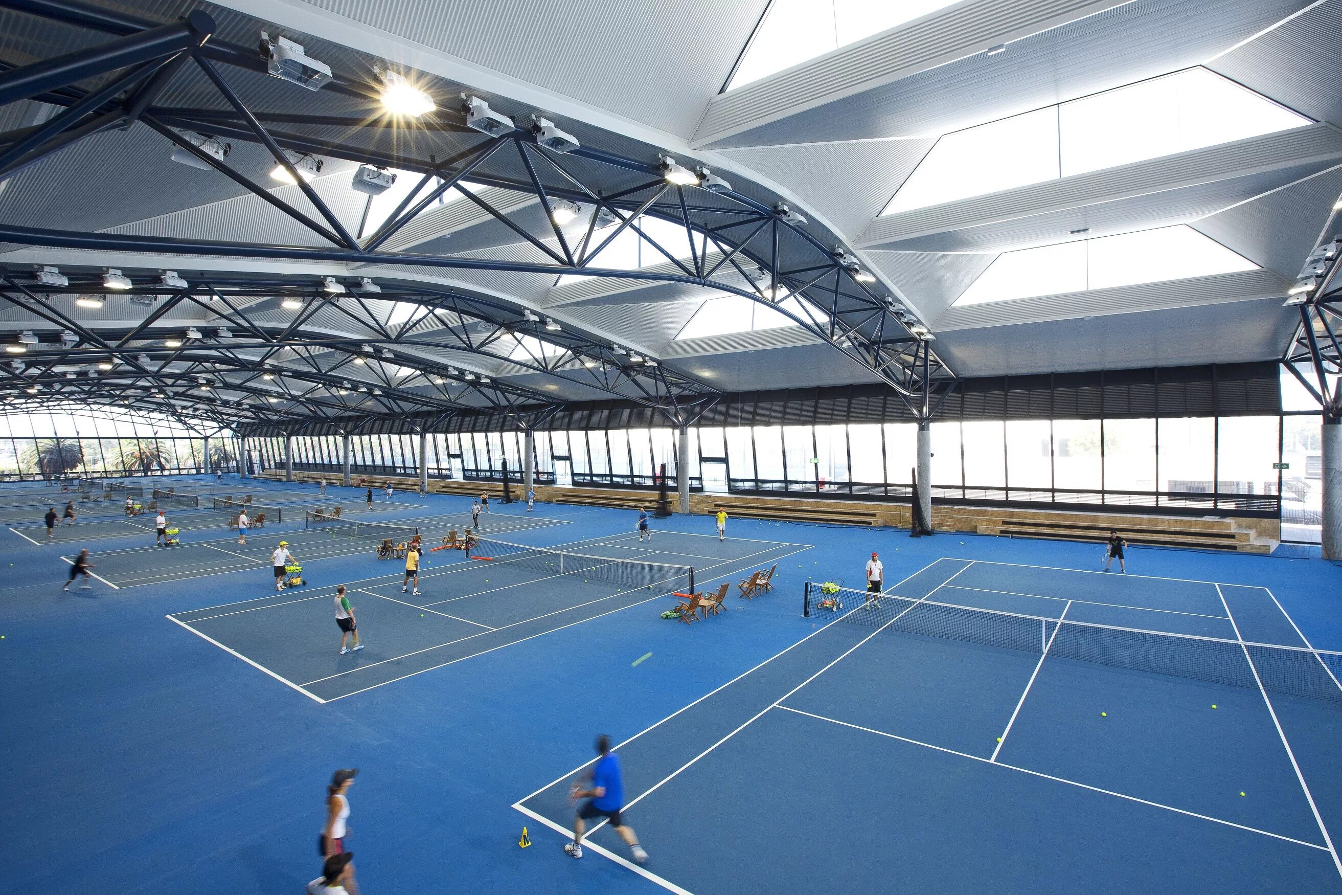 Мельбурн теннисные корты. Спорт комплекс тенисный корд. Спортивный комплекс на 4 теннисных кортов. Крытые спортивные сооружения. Сколько спортивных центров