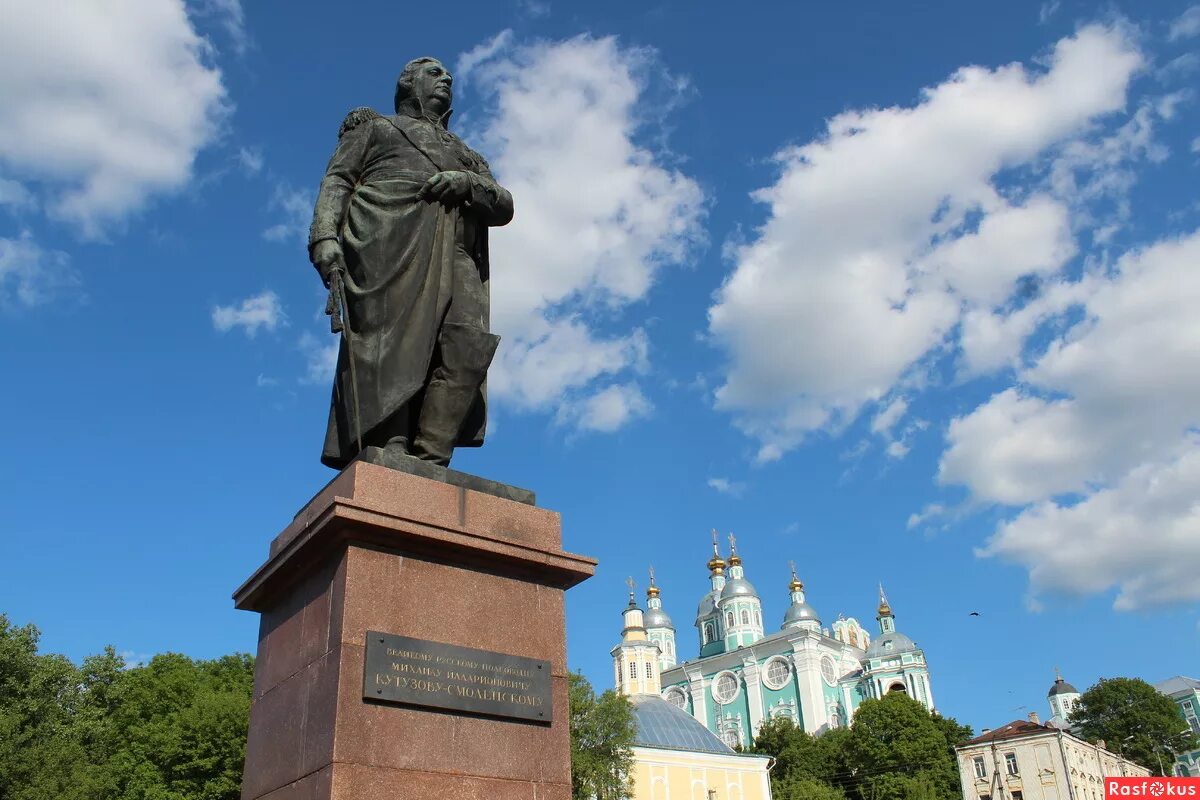 Памятник кутузову в смоленске в честь чего. Памятник кутузову в смоленске. Памятник кутузову смоленск. Памятник михаилу кутузову (смоленск). 1954 г.