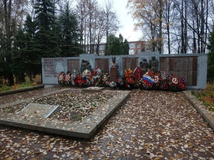 Братское захоронение вышний волочек. Хатынь стихотворение. Туринская слобода мемориал. Братская могила неман. Над братской могиле.