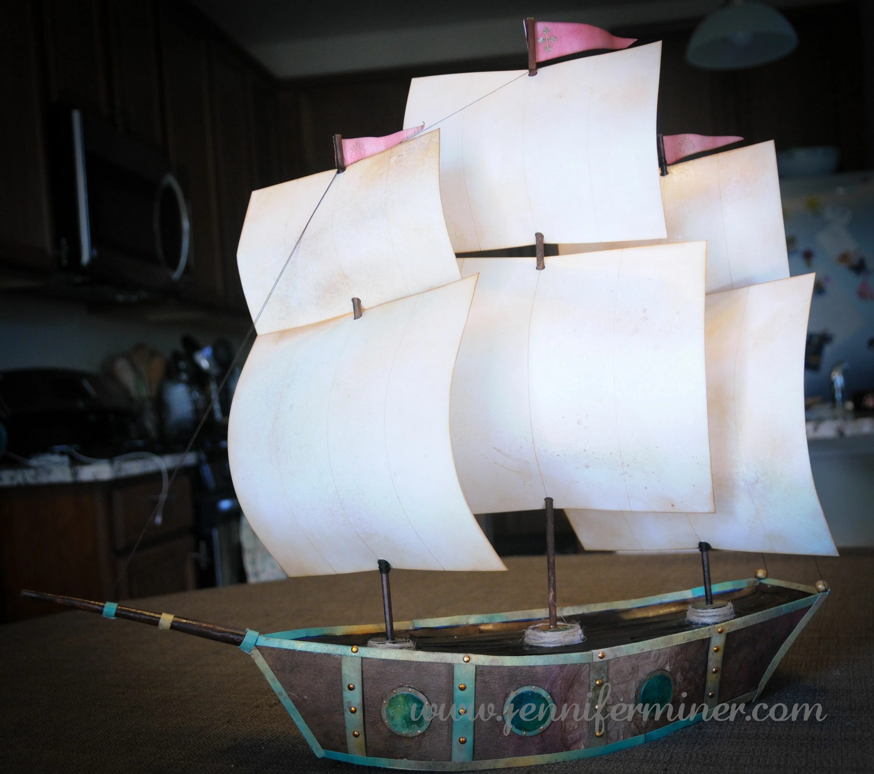 корабль из картона. как сделать кораблик из картона. как сделать кораблик из картона. лодка из картона. поделка корабль из картона.