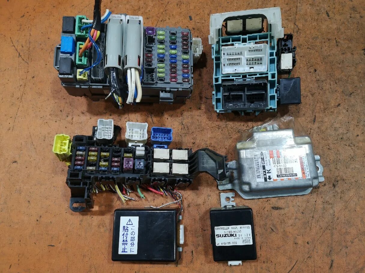 Эскудо td52w блок предохранителей. Сузуки эскудо блок предохранителей. Suzuki Grand Escudo tx92w. Предохранители на Сузуки эскудо 2. Предохранители эскудо