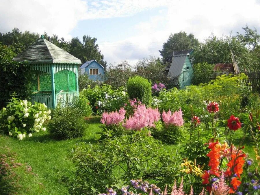 Сад в стиле кантри русском деревенском. Дачные участки весной. Дачный участок. Красивый деревенский сад. Цветы на даче.