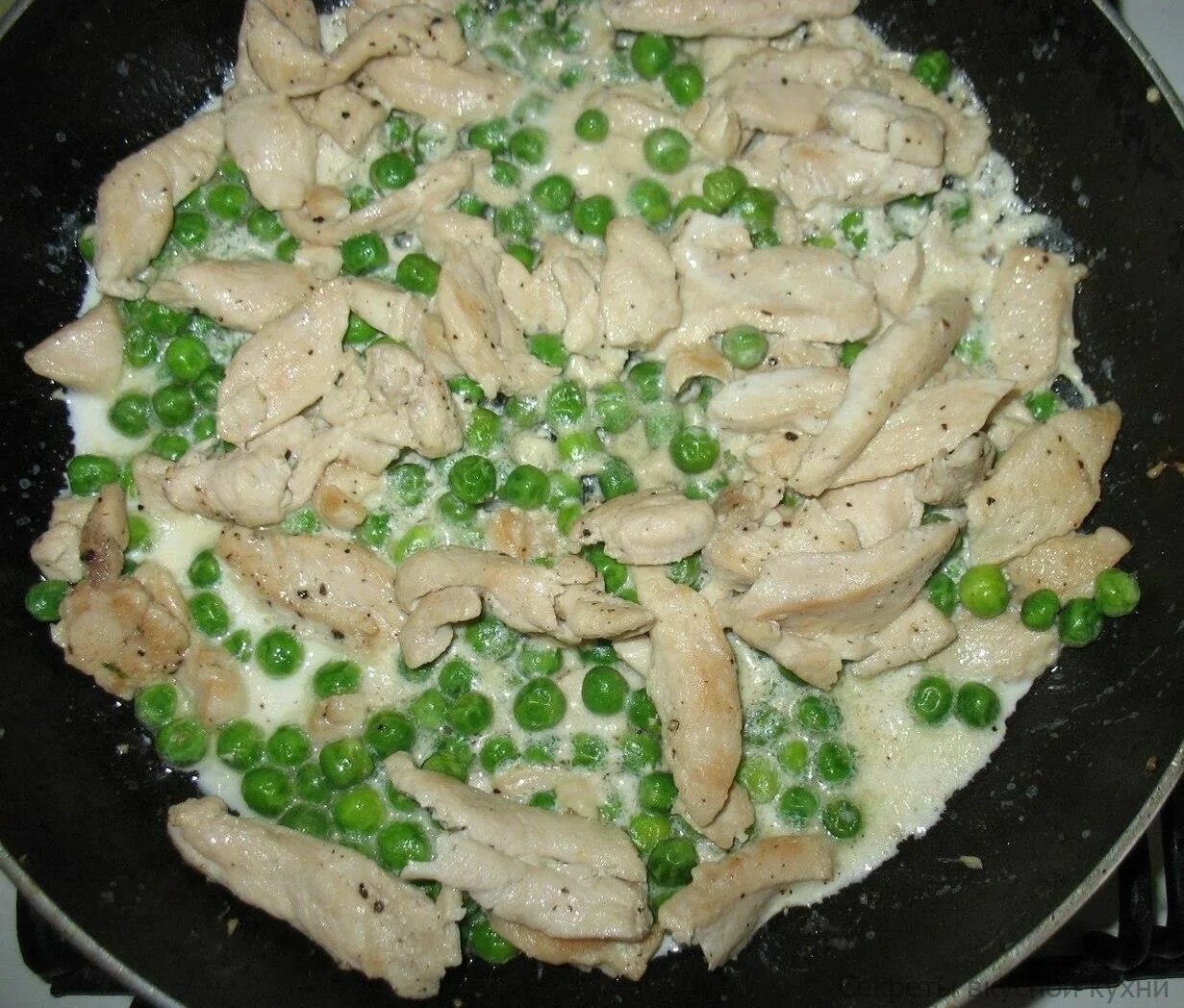 Курица с замороженным горошком. Куриное филе с горошком. паста с куриным филе. горох с филе куриным. куриные котлеты с горошком.