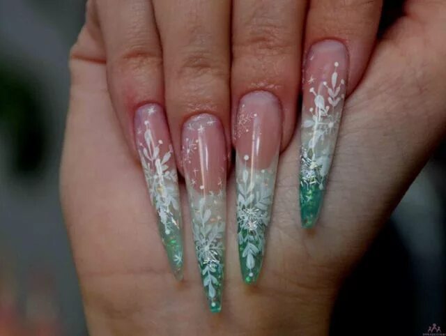 аквариумный френч на ногтях новогодний. выкладной френч новогодний дизайн. длинные новогодние нарощенные ногти. выкладной френч блестками 2020. новогодний выкладной френч.