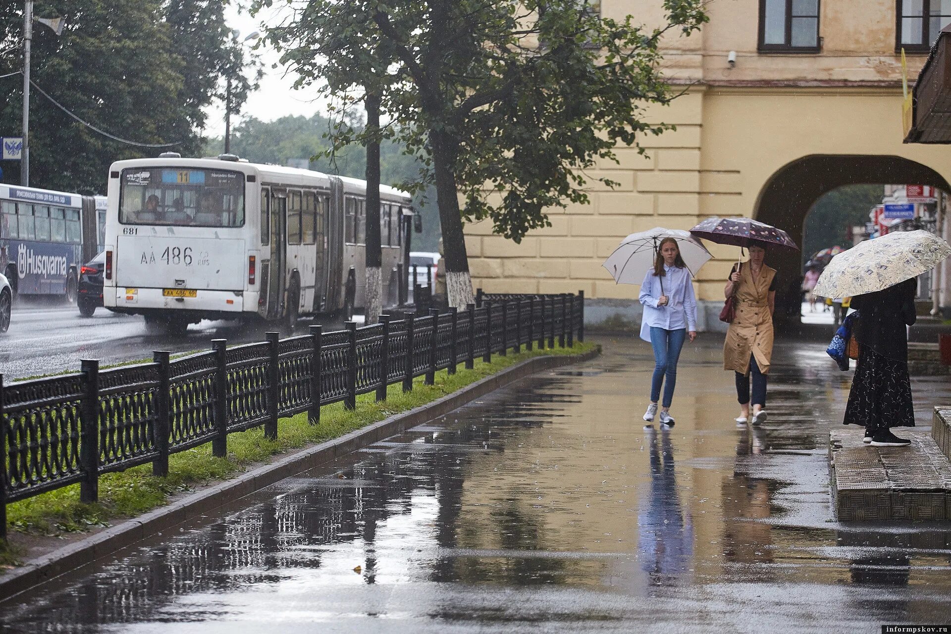 Идет ли сейчас дождь. Дождь в Москве. Дождливая погода. Дождь в Москве сейчас. Продолжительные дожди.