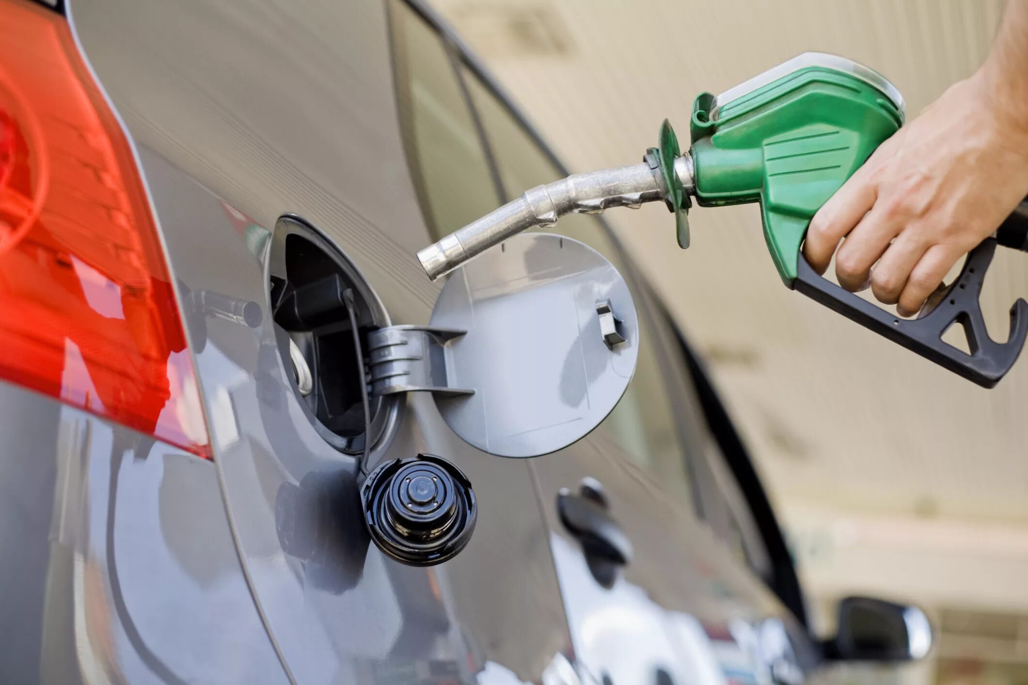 Автовладелец. Некондиционное топливо. Бензин. Заправщик автомобилей. Моторное топливо.