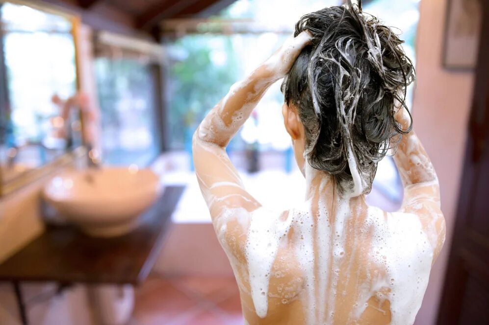 Можно мыть голову холодной. Мыть волосы. Девушка моет голову. Волосы в душе. Мытье волос глиной.