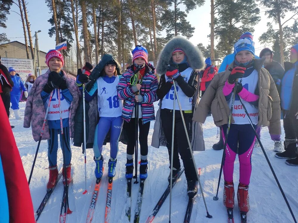 Юный лыжник. Юные лыжники. Команда лыжников. Лыжные соревнования в Новосибирске. Бердск соревнования по лыжным гонкам 2023 год.