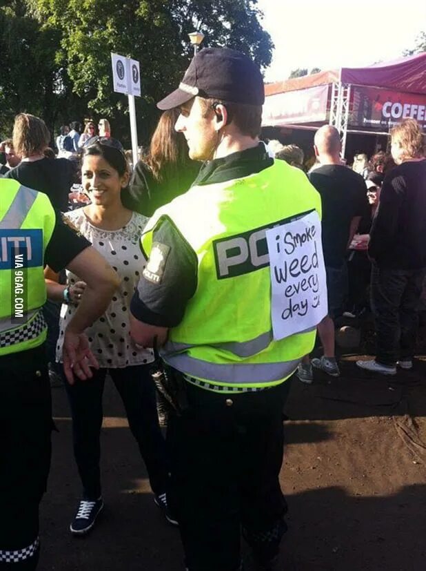 Undercover police. Undercover police officer. тюмень неадекватный сумасшедший. чокнутый полицейский прикол.