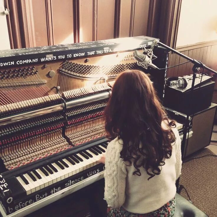 Look she playing the piano