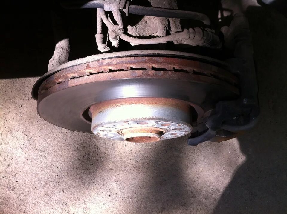 Коррозия на тормозных дисках. Почему ржавеют тормозные диски. Ржавчина на рабочей поверхности тормозных дисков. Тормозной диск ржавый ауди. Почему ржавеют тормозные диски.