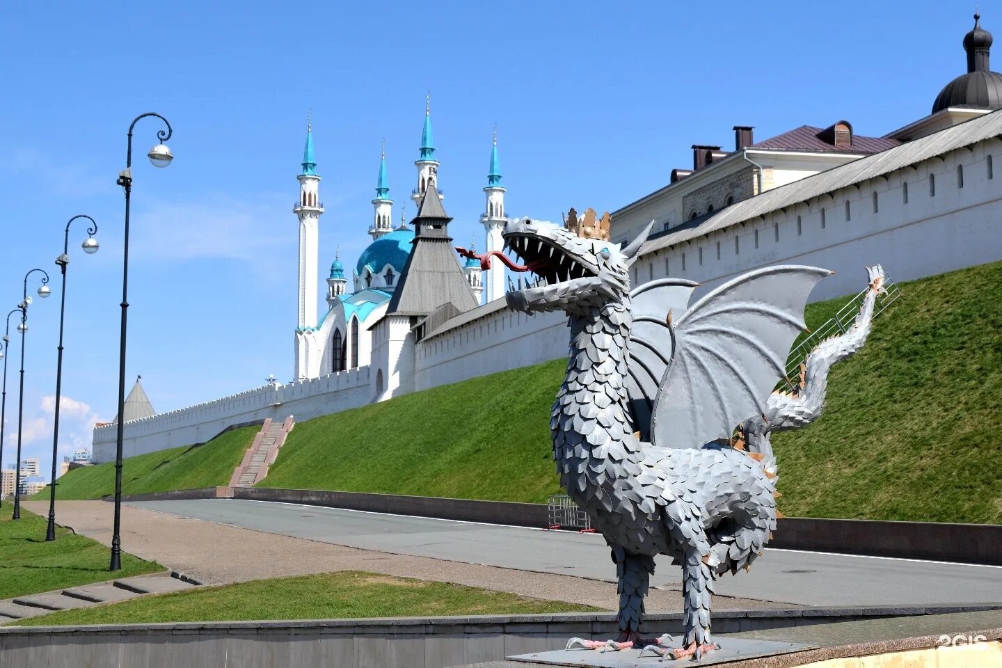 Дракон зилант. Дракон Зилант Казань. Казанский Кремль Зилант. Символ Казани дракон Зилант. Дракон Зилант Казань Легенда.