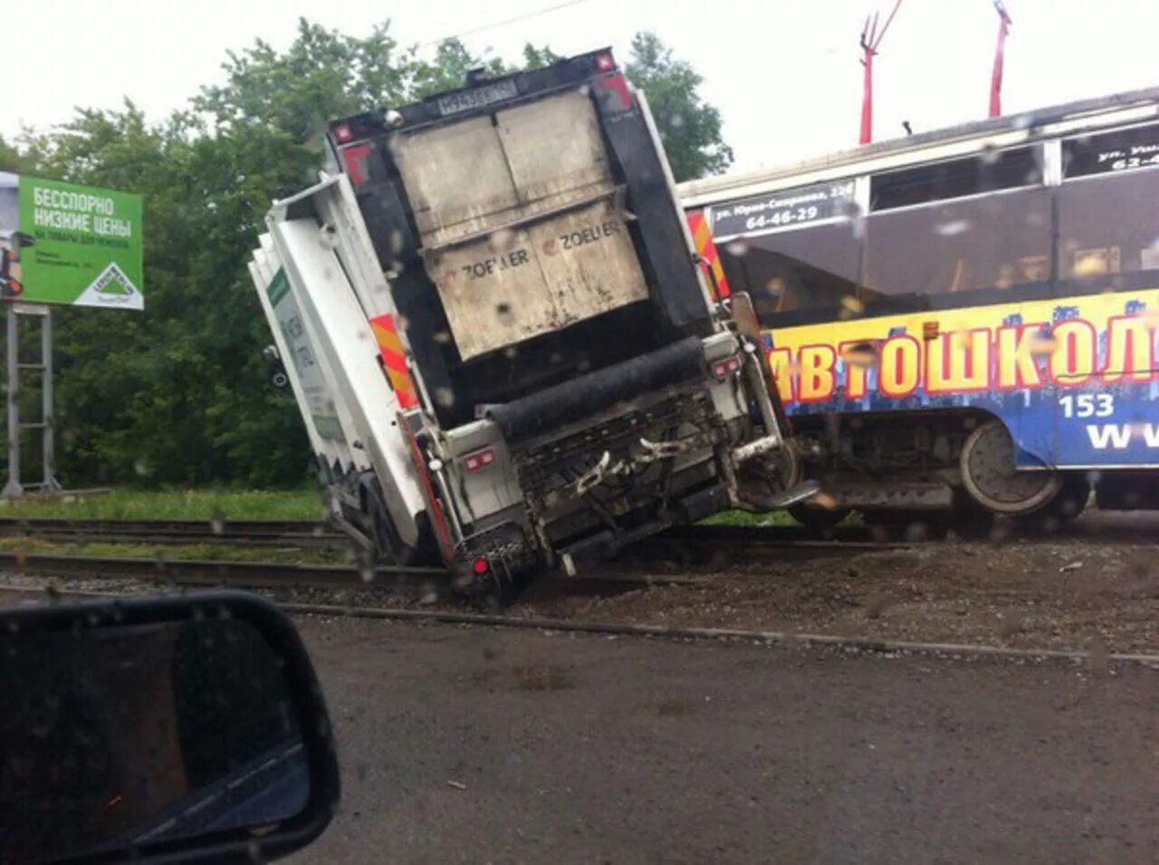 Дтп с трамваем новокузнецк. Трамвай сломался. Сгорел трамвай в кемерово. Трамвай кемерово 114. Трамвай в кемерово видео аварии.