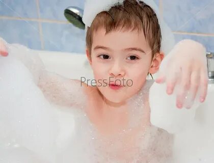 2 мальчика в ванне